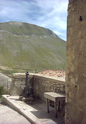 Vettore tra i vicoli di Castelluccio